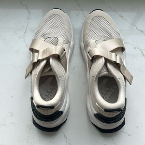 Women’s Sorel sneaker tennis shoe with velcro crossover strap size 8. Worn once.
